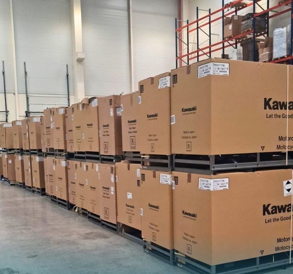 Cajas de motocicletas de LVTmoto almacenadas en palets metálicos en Grupo Akoma